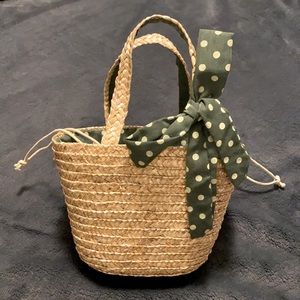 Straw bag with bow and polka dots
